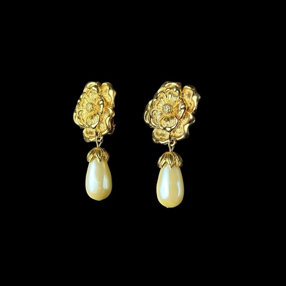Vintage Avon Gold Flower and Faux Pearl Drop Designer Runway Clip Earrings - Picture 4 of 7